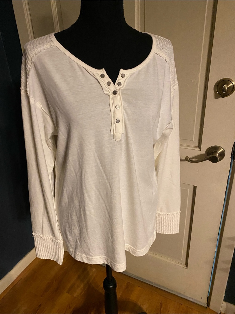 THREADGRIT Women’s White Long-Sleeve Henley Top M